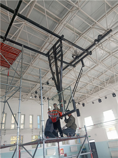 新疆石河子十八中學(xué)安裝室內(nèi)懸掛式電動籃球架